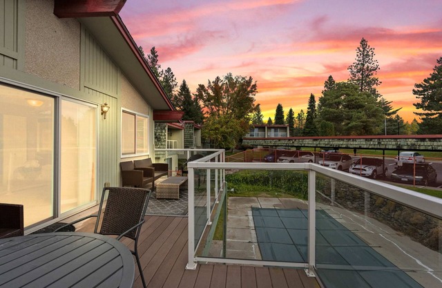 Modern Amenities/Gas Fireplace/Central Location