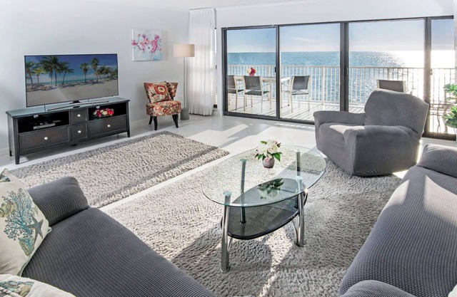 Modern and Bright Remodeled Oceanfront 2bedroom Condo