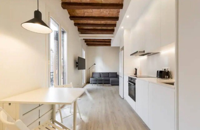 Modern and bright apartment well located and connected