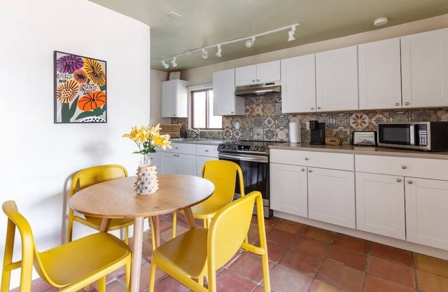 Modern and Cozy 1B - Heart of Railyard District