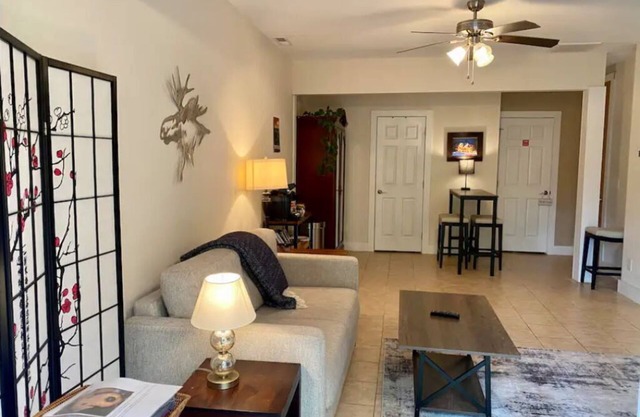 Modern and Cozy Mountain Retreat 15 minutes to downtown Asheville. Dog friendly!