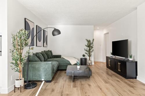 Modern and Spacious 1BR Apt in Prime LA Location!