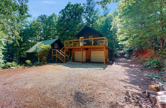 Modern aparthotel with stunning mountain views & close to the town of Blue Ridge