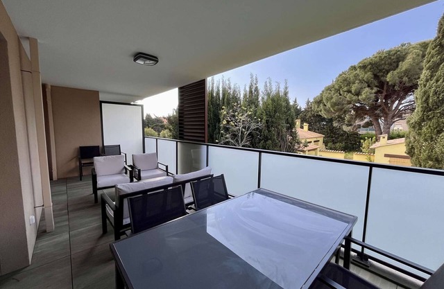 Modern Apartment for 4-6 with AC, Terrace & Parking, Steps from Cavalaire-sur-Mer Beach