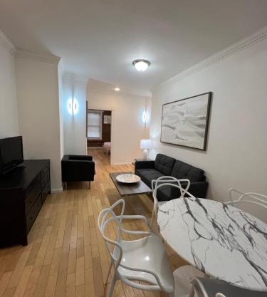 Modern Apartment By Central Park - 3 BR