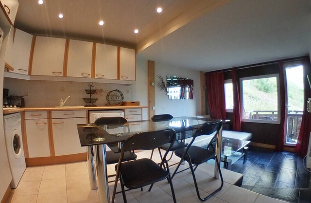 Modern apartment center Avoriaz, 2 bedrooms, balcony, ski-in/ski-out