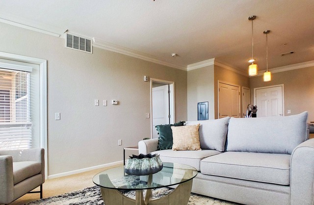 Modern Apartment in Prime Location (ID5013X37)