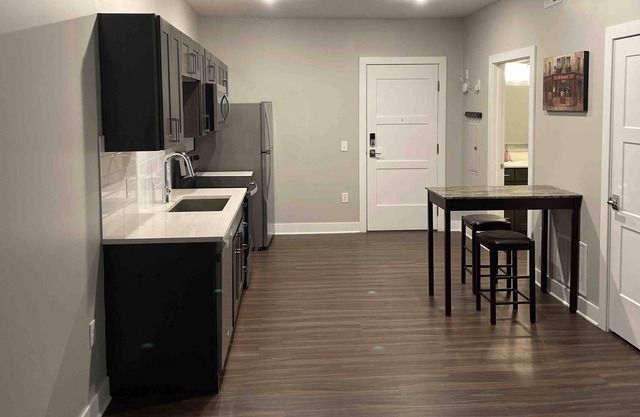 Modern Apartment In Heart Of Columbus/Near High Street/And Ohio State