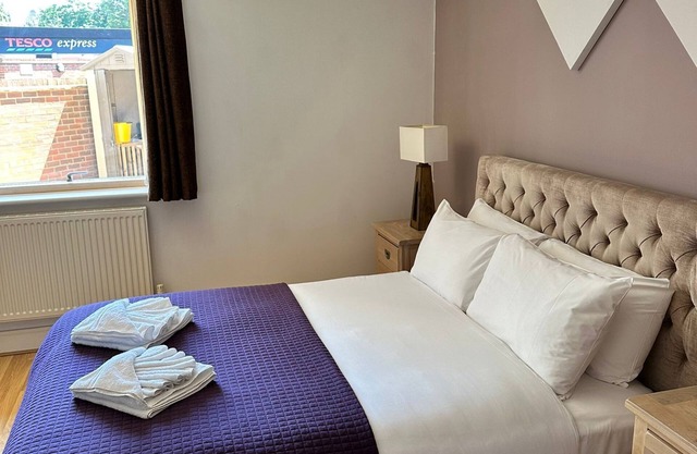 Modern apartment, sleeps 4 with sofa bed, free parking