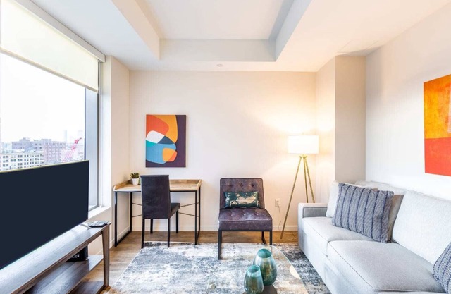 Modern Apt with City Views and Gym