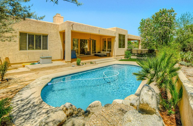 Modern & attractive desert home with WiFi, private pool, W/D & AC - 1 dog OK