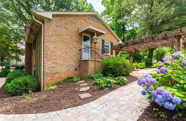 ‼️Modern Basement Suite‼️ | 2BR Sofa Bed, Parking