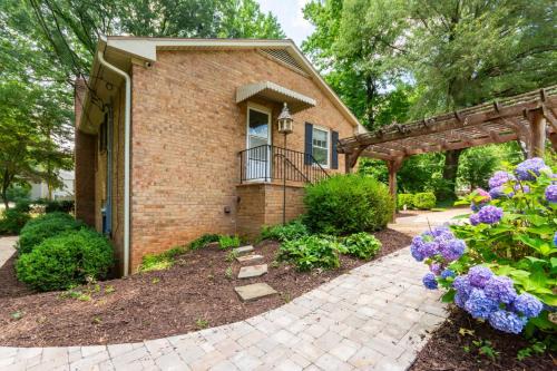 Modern Basement Suite, 2BR Sofa Bed, Parking