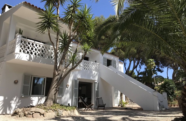 Modern beach chalet with large garden