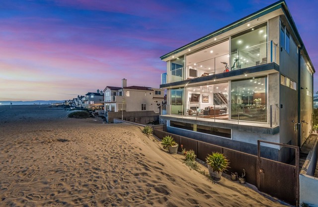 Modern Beach Front architectural home-3 king beds- family friendly beach