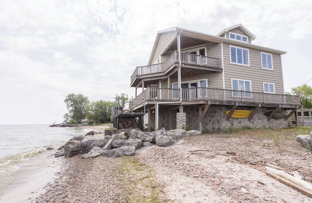Modern beach front house on Lake Ontario, 2-bedroom, AC & WiFi in lovely Hilton.