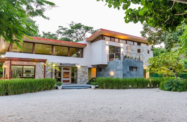 Modern beach Villa - Property can accommodate up to 16 pp - close to the beach