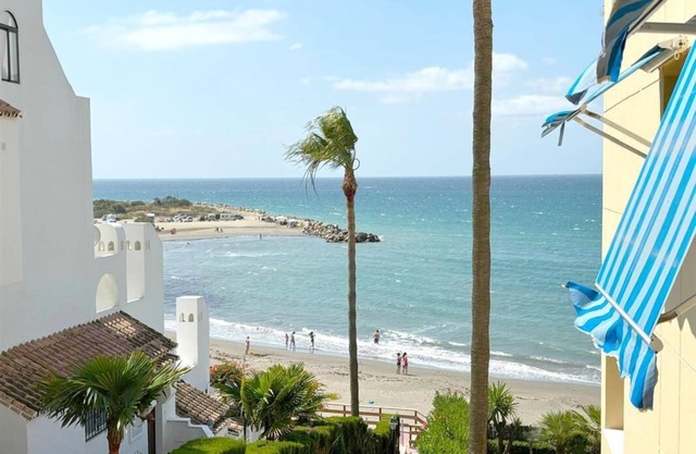 Modern beachside apartment with pool and views, Beachside within walking distance from the port