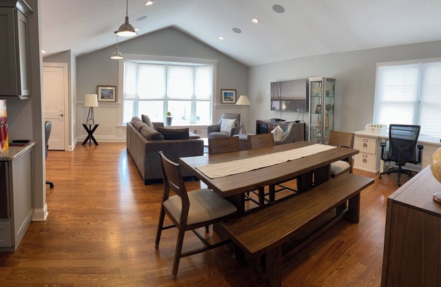 Modern Beauty - 3 BR/2 BA Apt. - 10 miles to NYC. Natural Gas Grill & Fire Pit