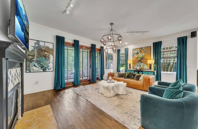 Modern-boho meets classic Victorian in this 5BR, 4BA Inman Park gem. Includes a separate in-law suite with full kitchen and laundry. Walk to BeltLine, MARTA, dining, and more!