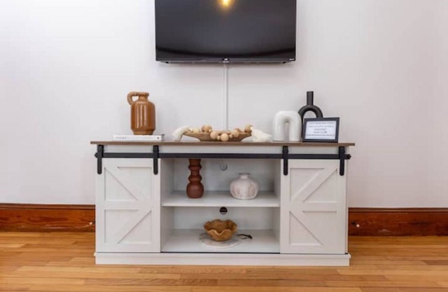 Modern Boutique Farmhouse - Walk to Town - King Bed