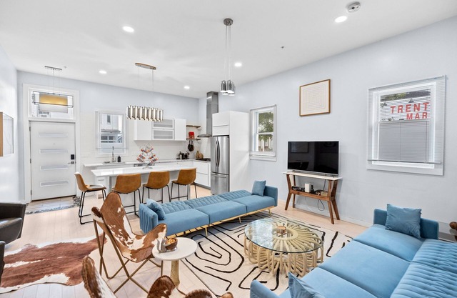Modern Brand New Boston Skyline Apartment near Airport with WiFi, AC