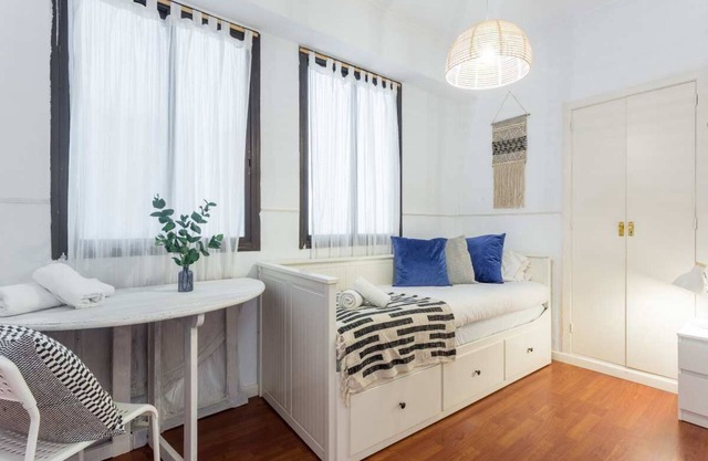 Modern & Bright 2-Bedroom Apartment in Les Corts – Sleeps 4