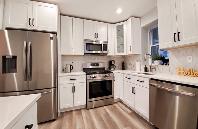 Modern bright home in the heart of Philadelphia! Close to stadiums!