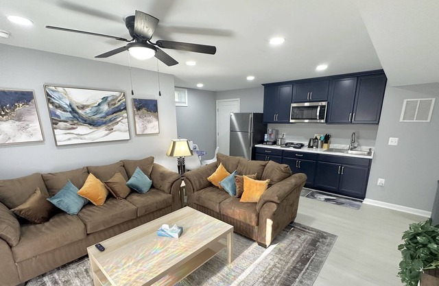 Modern Bright Private Basement Apartment, Mins to Mary Washington, Renovated!☀️🛏️