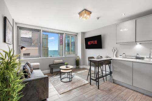 Modern Brighton Escape with Sea View & Prime Location