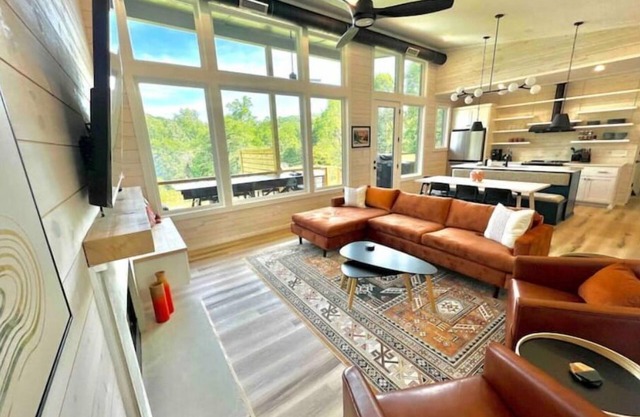 Modern Cabin for 8,w/Hot Tub+mtn view+1m from downtown Clayton, Outdoor Space