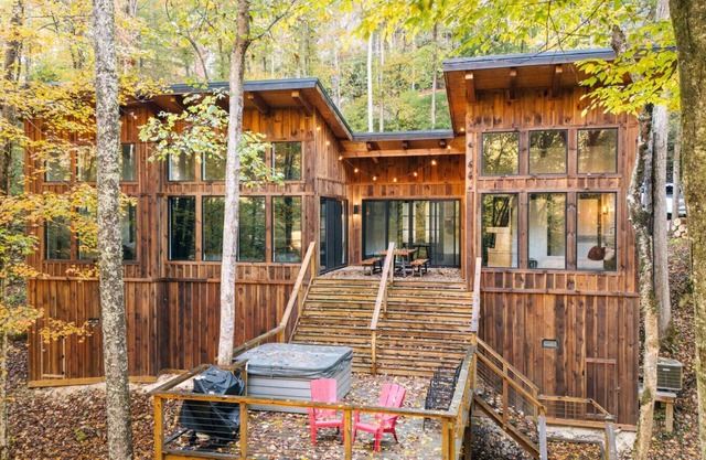 Modern Cabin ~ Hot Tub ~ Pet Friendly ~ Sleeps 4