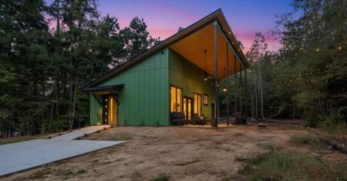 Modern Cabin Retreat Easy Drive to Canton and Tyler