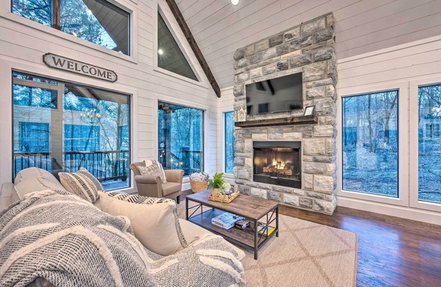 Modern Cabin w/Hot Tub: 1 Mi from Hochatown!
