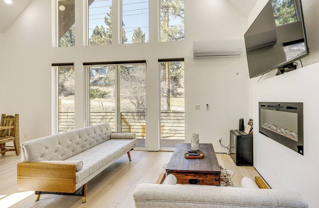 Modern Cabin w/Hot Tub 5 Mi to Big Bear Lake!