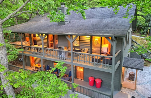 Modern Cabin with Great Views Close to Downtown Clayton