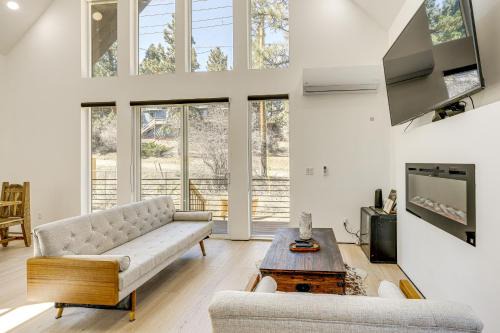 Modern Cabin with Hot Tub 5 Mi to Big Bear Lake!