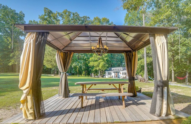 Modern Camden Villa w/ Deck, Near Tennessee River