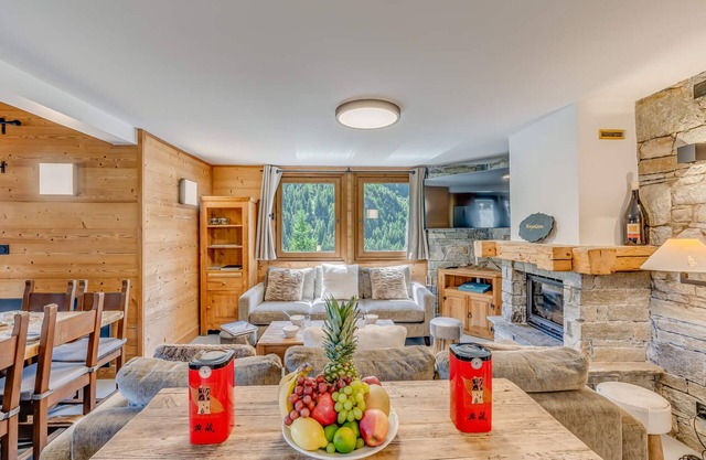 Modern chalet 5 bedrooms with jacuzzi, near ski lifts