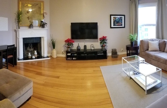 Modern, Chic, 3bedroom/2bath, Patio, GGB and City views and free breakfast.