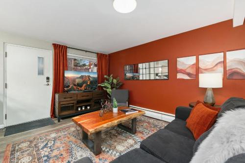 Modern & Chic Condo in the Heart of Old Town