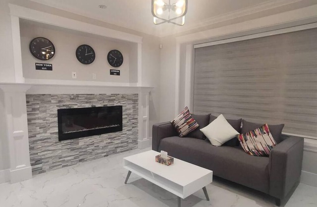 Modern & Chic New Home Close to Downtown Vancouver