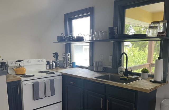 Modern chic spacious apartment - One minute walk downtown!!