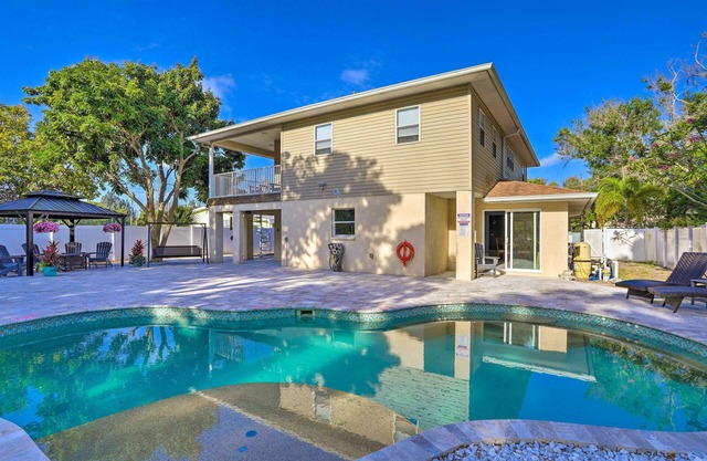 Modern Clearwater Home w/Deck: 9 Mi to Beach