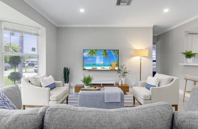 Modern Coastal house with King beds, 10 mins to the Beach!
