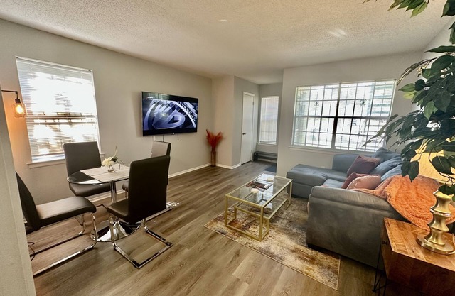 Modern Comfort 2 BR Midtown 2mins to Overton Park