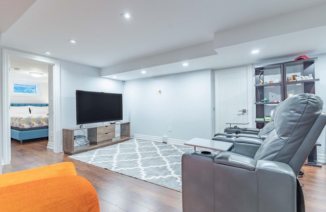 ★ Modern Comfort, 4BR Detached House, Central Burlington, 4-Car Parking