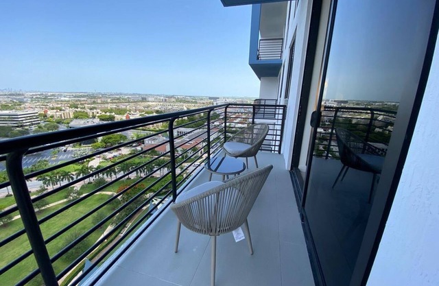 Modern Comfort: Doral 2BR Haven