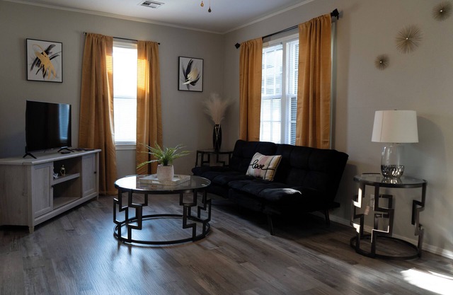 Modern Comforts/7min to Downtown