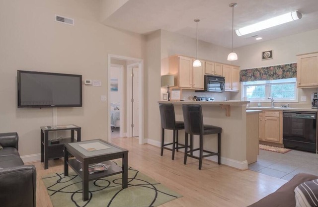 Modern Condo Next to Downtown & Stadium